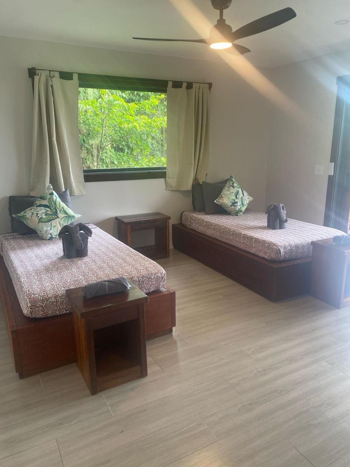 Roam Yoga & Wellness Lodge ボカス・タウン エクステリア 写真